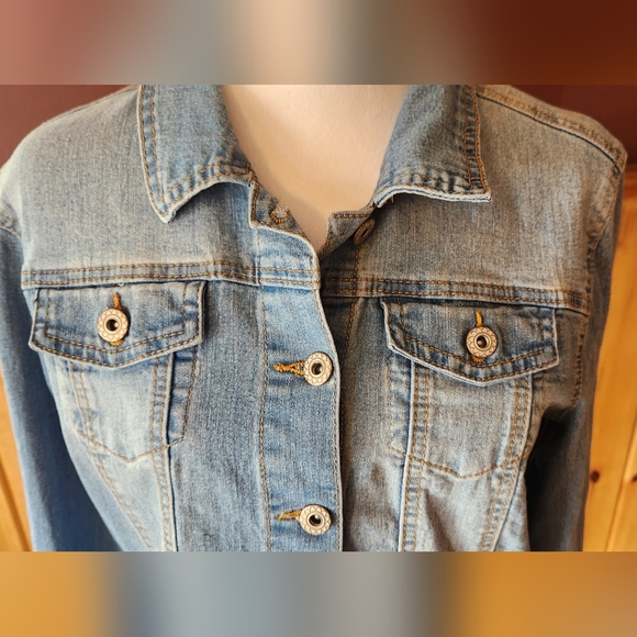 Revolt Vintage Denim Jacket Size Medium Jean Jacket - Picture 5 of 11